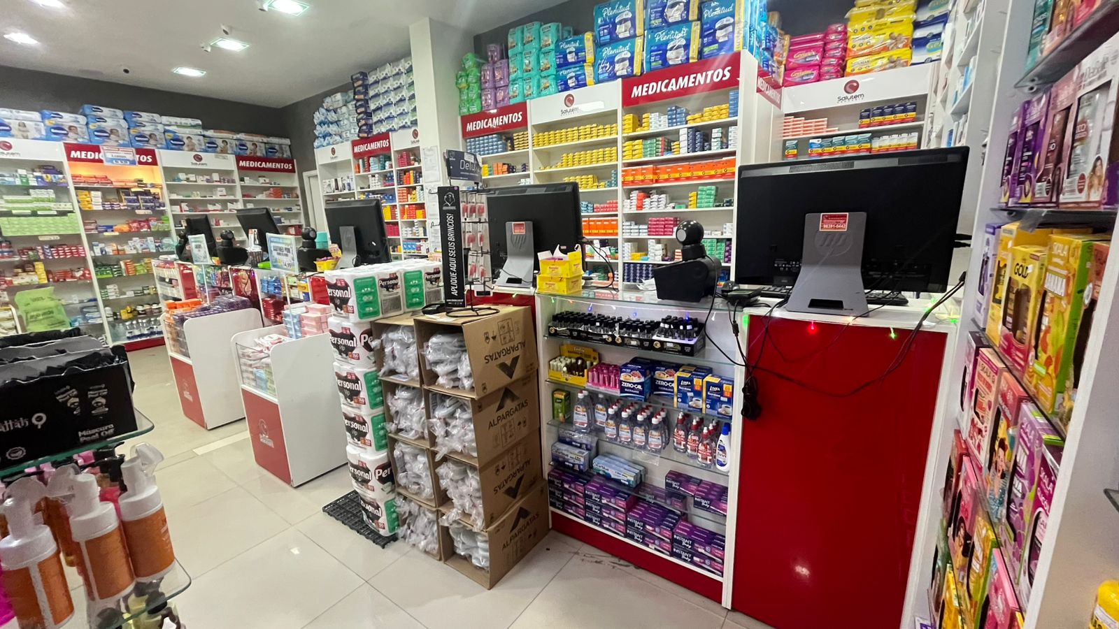 Farmacêutica atendendo cliente com atenção e cuidado
