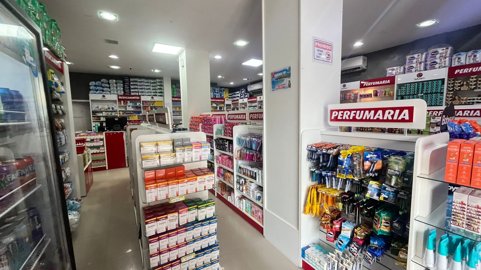 Corredor com ampla variedade de produtos de saúde e bem-estar